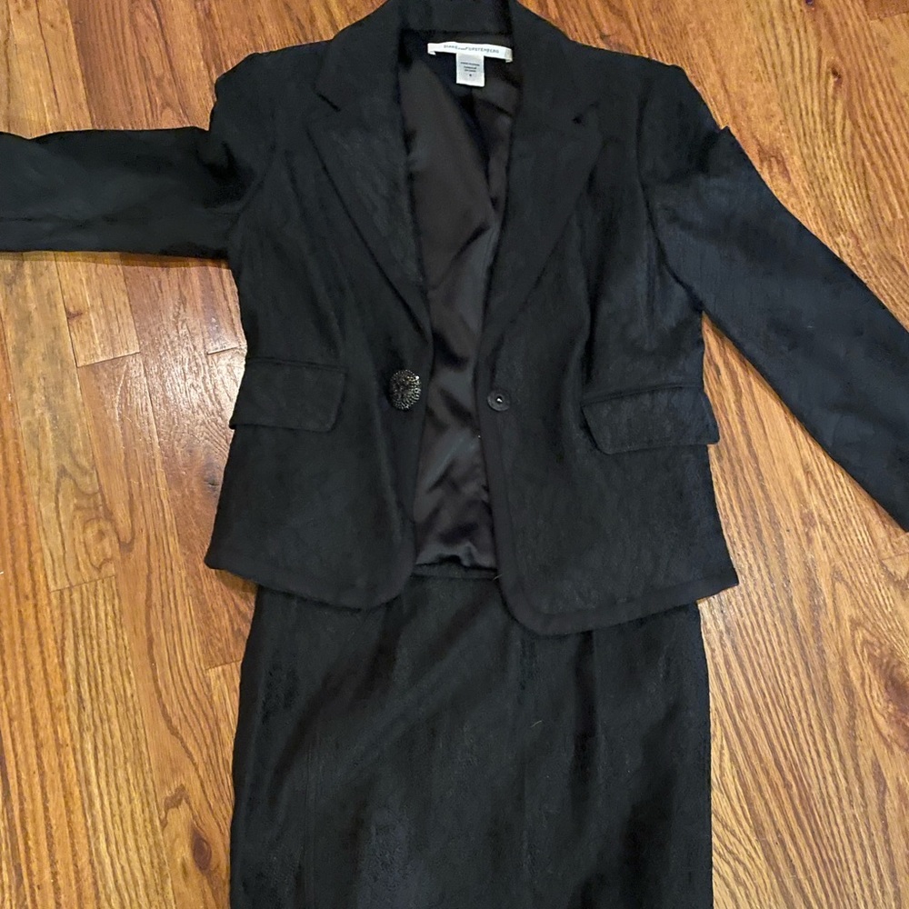 DVF lace suit NWOT blazer size 6 skirt size 4